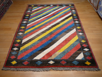 Preview: 13473 Gabbeh Kazerun rug vintage 8.2 x 5.6 ft / 250 x 170 cm Preview: Size: 8.2 x 5.6 ft / 250 x 170 cm Provenance: Bakhtiari region, Gabbeh Pile: Wool Warp and weft: Wool Ccondition: Very good condition,  Total height: approx. 12-15 mm Age: production time 1960/70 - vintage